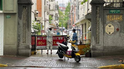 Metal barriers erected in Shanghai's latest 'zero